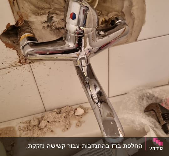 ברז מותקן בקיר עם כלים לתיקון
